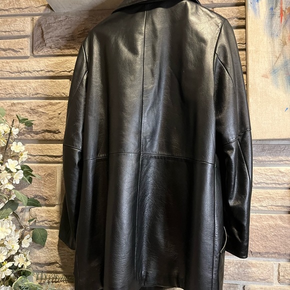 Danier leather jacket with detachable faux fur. Size medium great condition - Picture 4 of 4